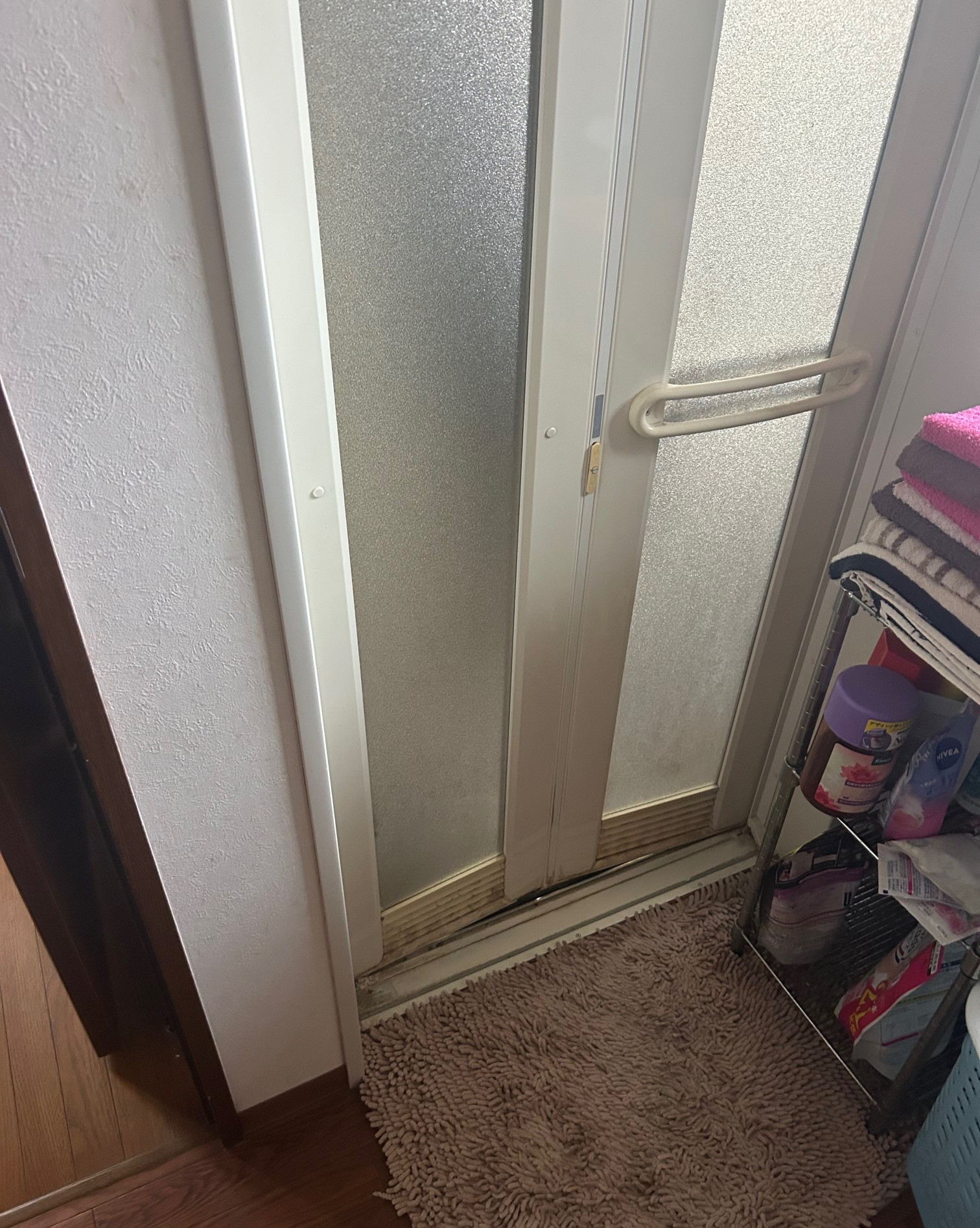 ツルタ建装社の浴室ドアが復活！LIXIL「リシェント」でスムーズな開閉にの施工前の写真2