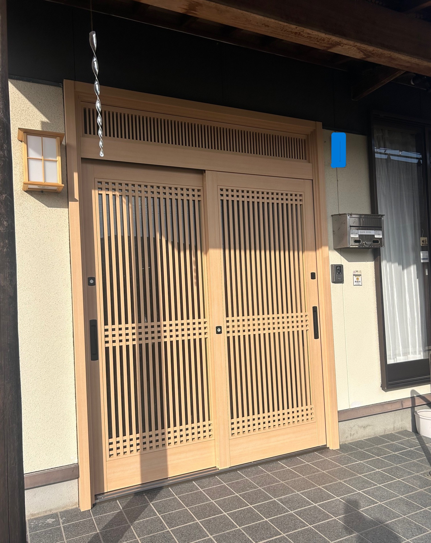 ツルタ建装社の「たった1日で、家の顔が生まれ変わる！LIXILリシェント玄関引戸のスピード施工」の施工後の写真1