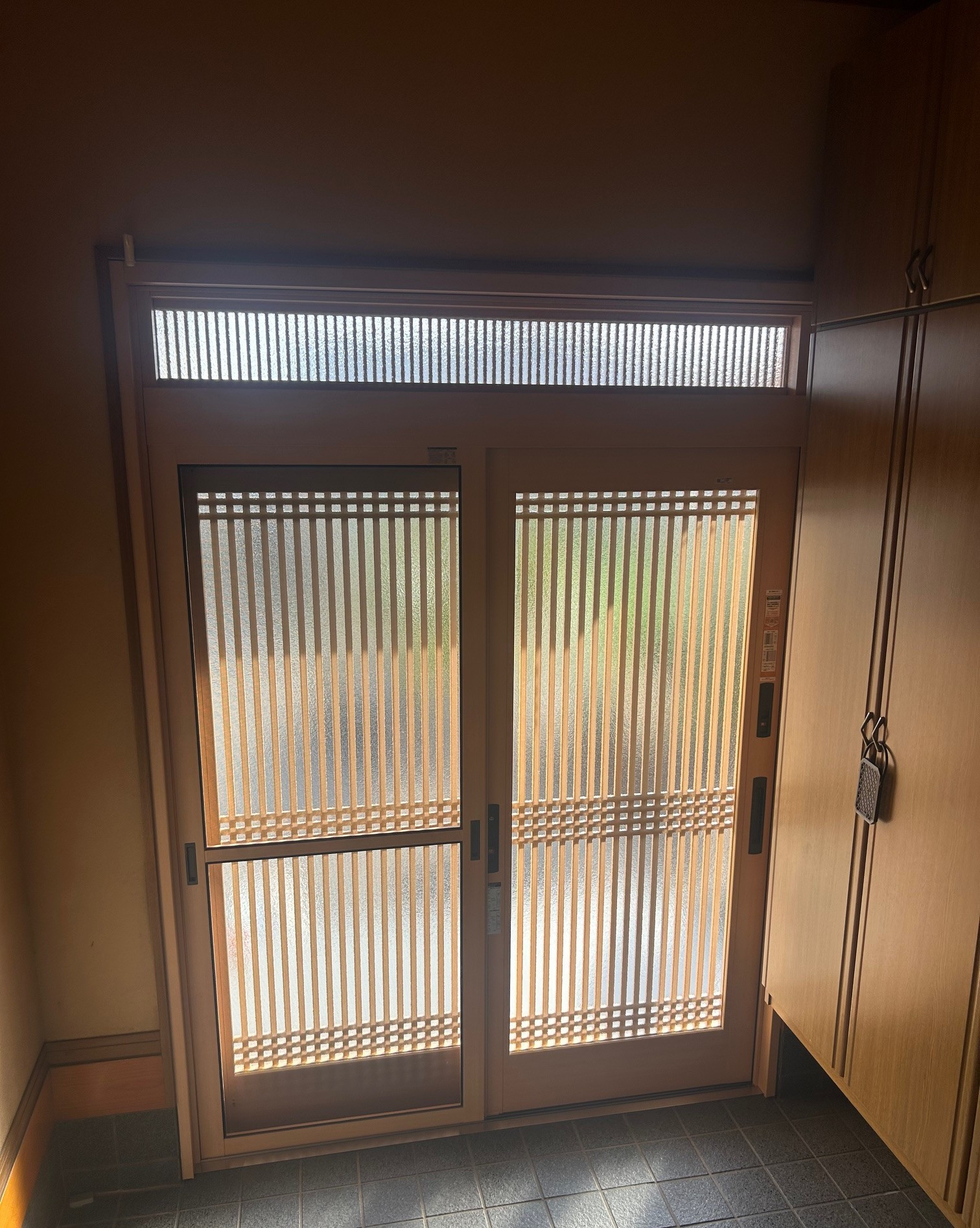 ツルタ建装社の「たった1日で、家の顔が生まれ変わる！LIXILリシェント玄関引戸のスピード施工」の施工後の写真2