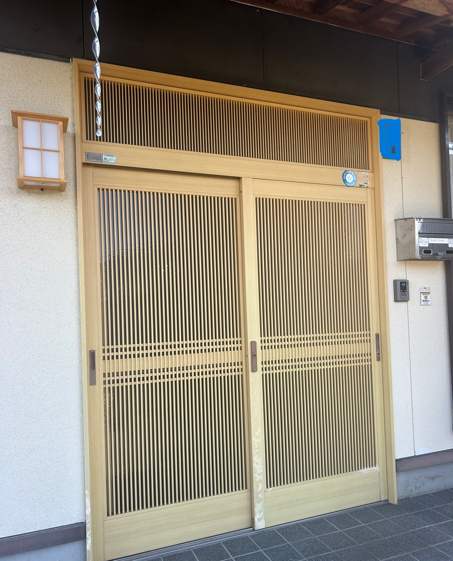 ツルタ建装社の「たった1日で、家の顔が生まれ変わる！LIXILリシェント玄関引戸のスピード施工」の施工前の写真1