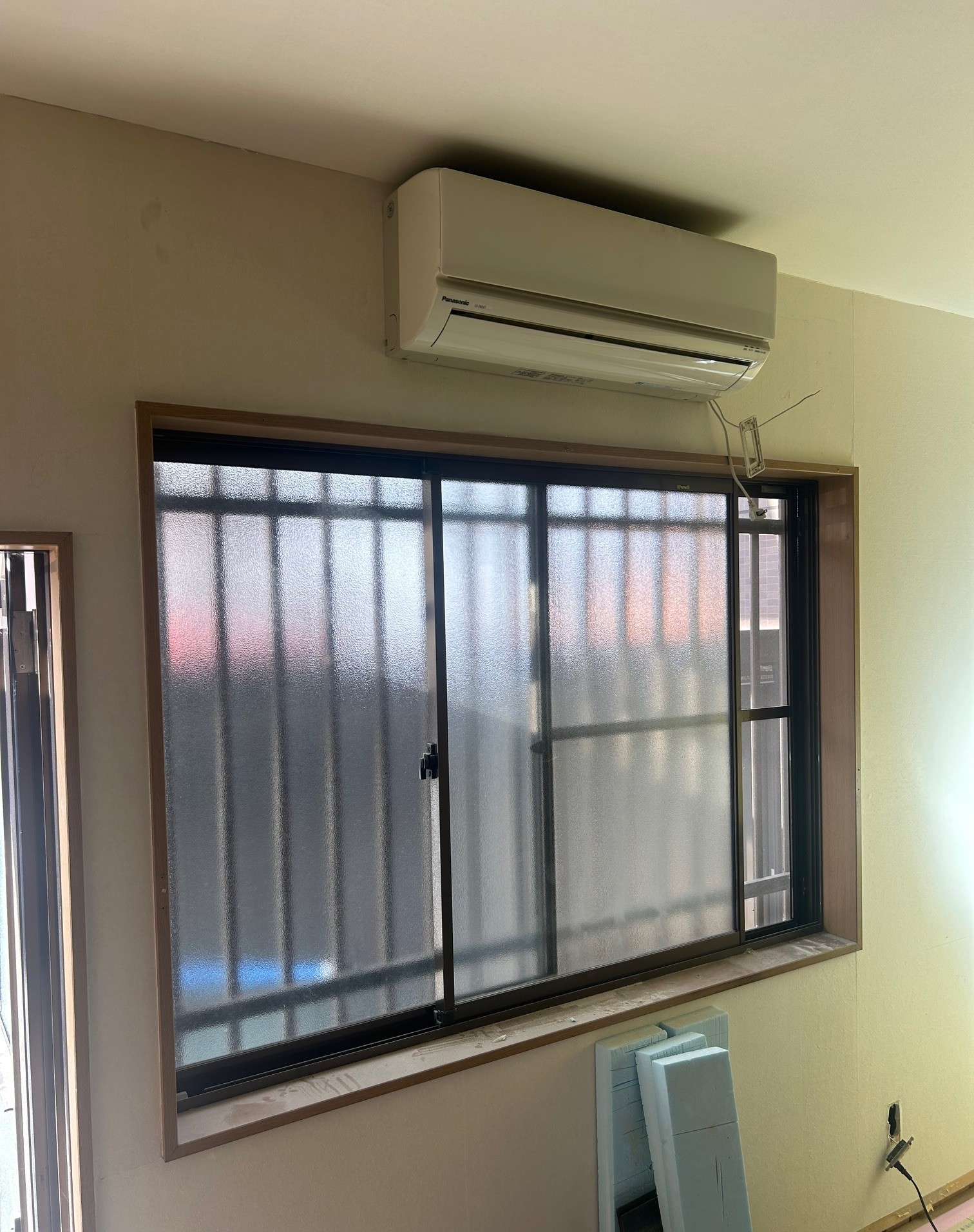 ツルタ建装社の夏の「光熱費ショック」を防ぐ。内窓リフォームで叶えるコスパ最強の夏対策の施工前の写真1