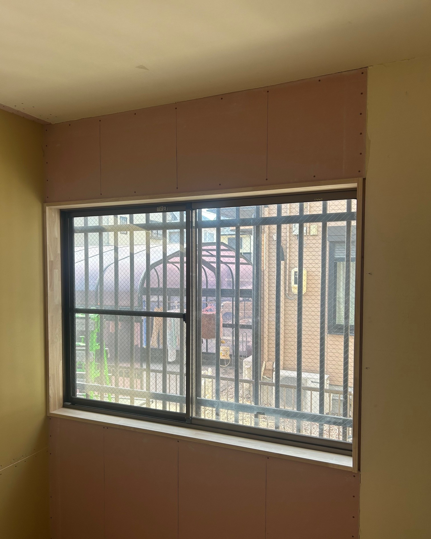 ツルタ建装社の夏の「光熱費ショック」を防ぐ。内窓リフォームで叶えるコスパ最強の夏対策の施工前の写真2