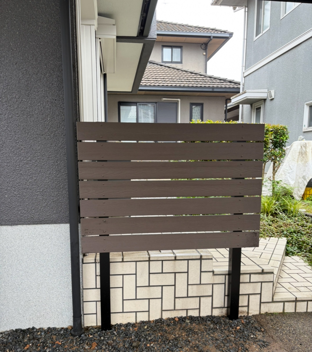 伊勢屋 舞鶴店のエコモックフェンスの施工後の写真1