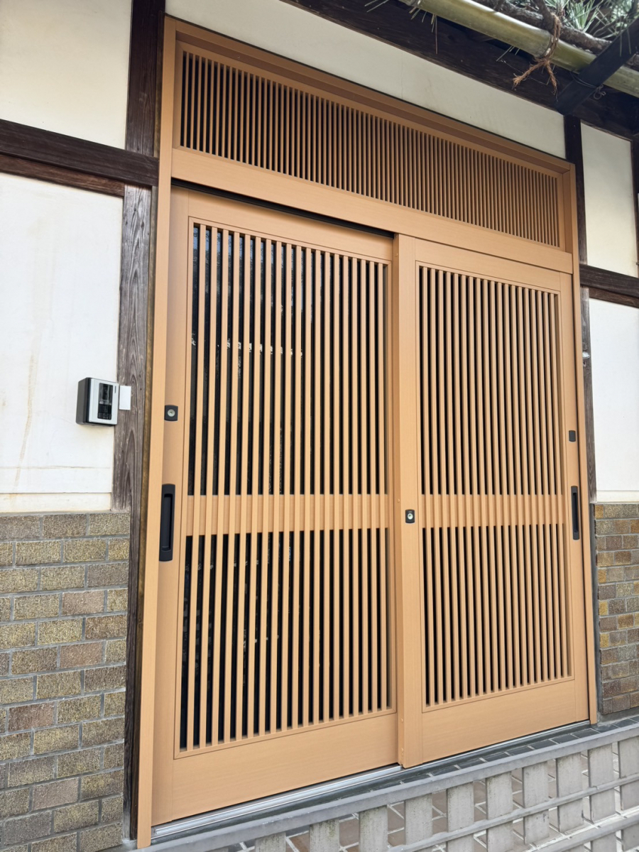 伊勢屋 舞鶴店の🏯《伝統美が際立つ玄関引き戸リフォーム事例》 \和の趣と現代機能の融合/の施工後の写真1