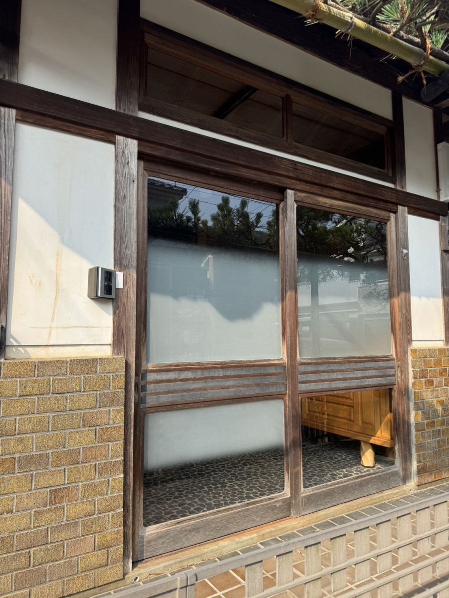 伊勢屋 舞鶴店の🏯《伝統美が際立つ玄関引き戸リフォーム事例》 \和の趣と現代機能の融合/の施工前の写真1