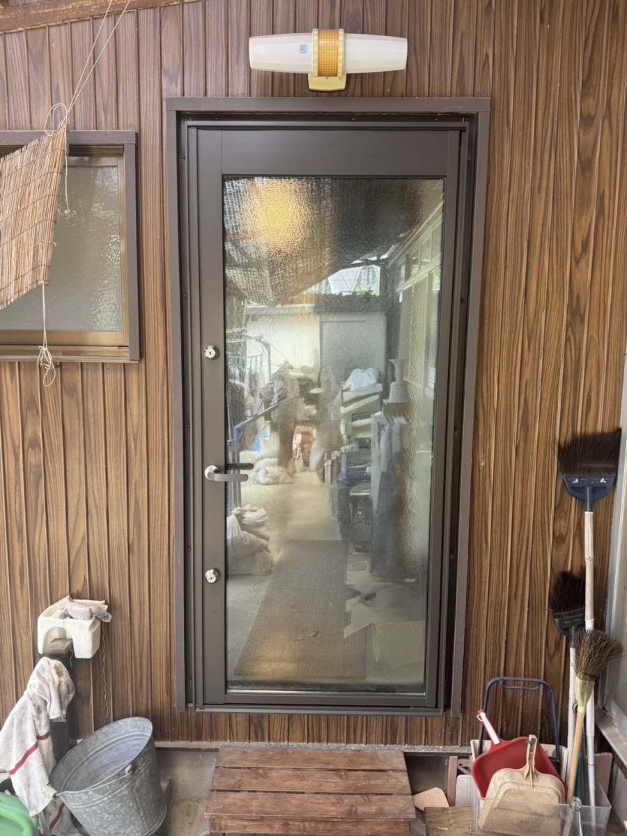 伊勢屋 舞鶴店の🚪《勝手口ドアの断熱リフォーム事例》🌿 \内窓との組み合わせで住まいの快適性アップ!/の施工後の写真1