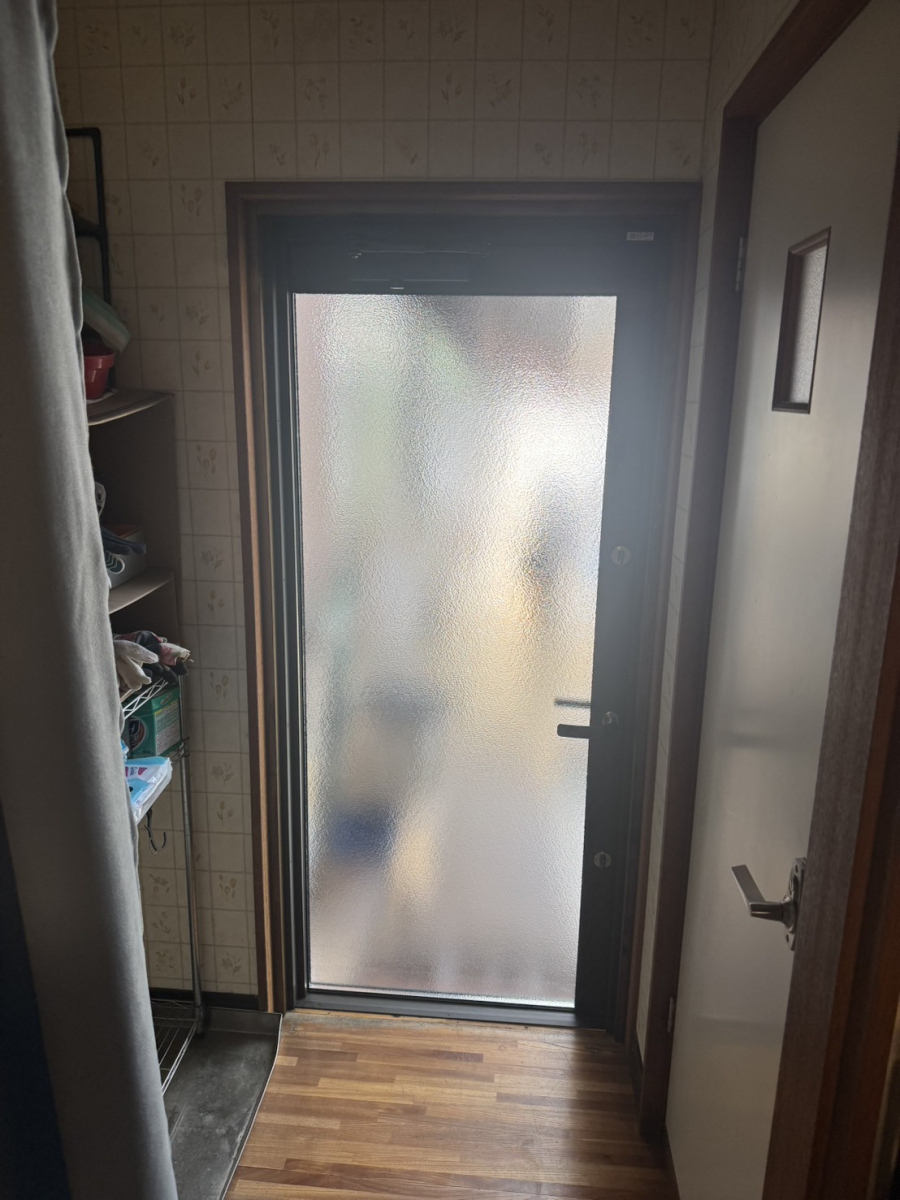 伊勢屋 舞鶴店の🚪《勝手口ドアの断熱リフォーム事例》🌿 \内窓との組み合わせで住まいの快適性アップ!/の施工後の写真2