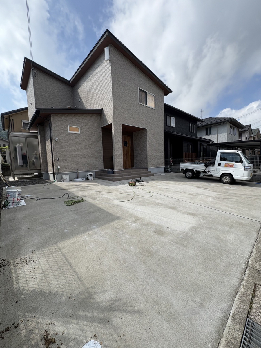 伊勢屋 舞鶴店の🏠《モダンな黒いカーポート新設施工!》✨ \機能も美観もばっちりの仕上がり/の施工前の写真1