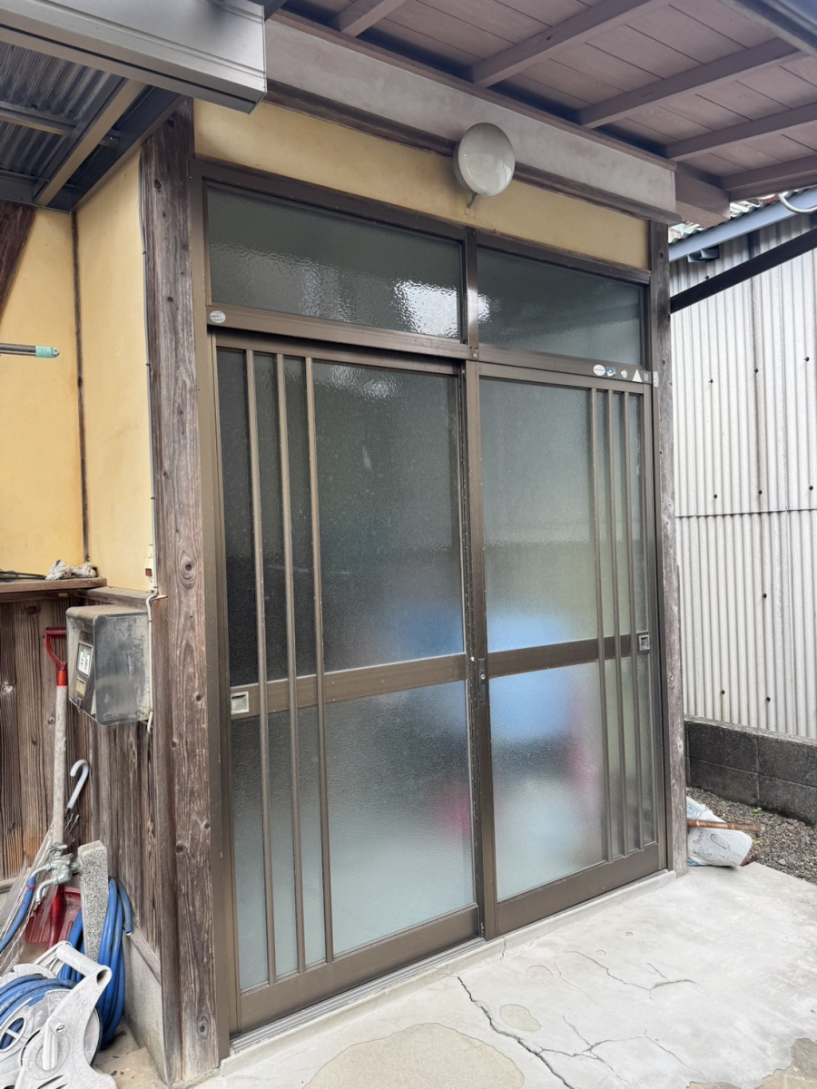 伊勢屋 舞鶴店の🟫《伝統 × モダンの融合！引き戸リフォーム事例》 ＼日本家屋にぴったりな新玄関／の施工前の写真1
