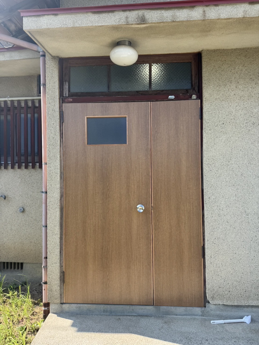 伊勢屋 舞鶴店の🌳《明るい木製玄関ドアで住まいの表情を一新》 \玄関リフォームで毎日をもっと快適に/の施工前の写真1