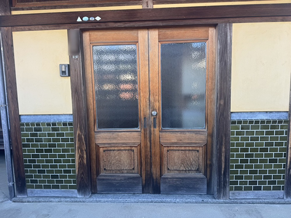 伊勢屋 舞鶴店の🟫《趣ある木製玄関を現代の快適さへリフォーム》 ＼和の風合いと機能性の両立／の施工前の写真1