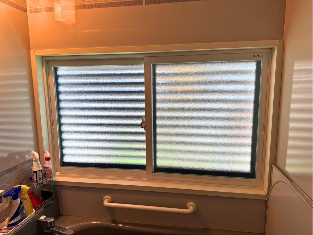 伊勢屋 舞鶴店の🛀《浴室の寒さ対策に！内窓「インプラス」》 ＼寒いお風呂もおまかせ！／の施工後の写真1