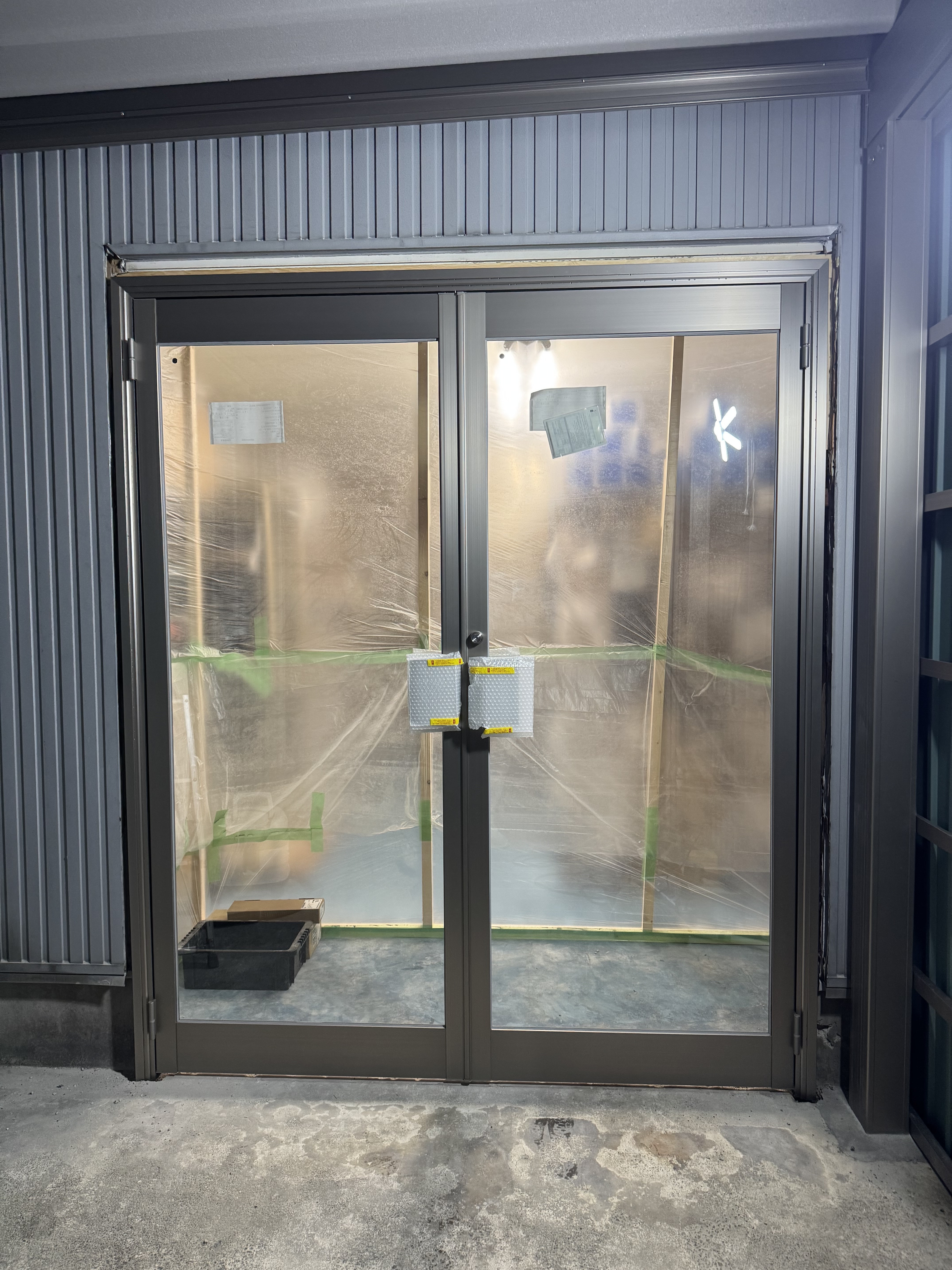 伊勢屋 舞鶴店の🚪《既存窓から大型ガラス引き戸へリフォーム》 ＼窓を“出入口”に変えて、動線すっきり／の施工後の写真1