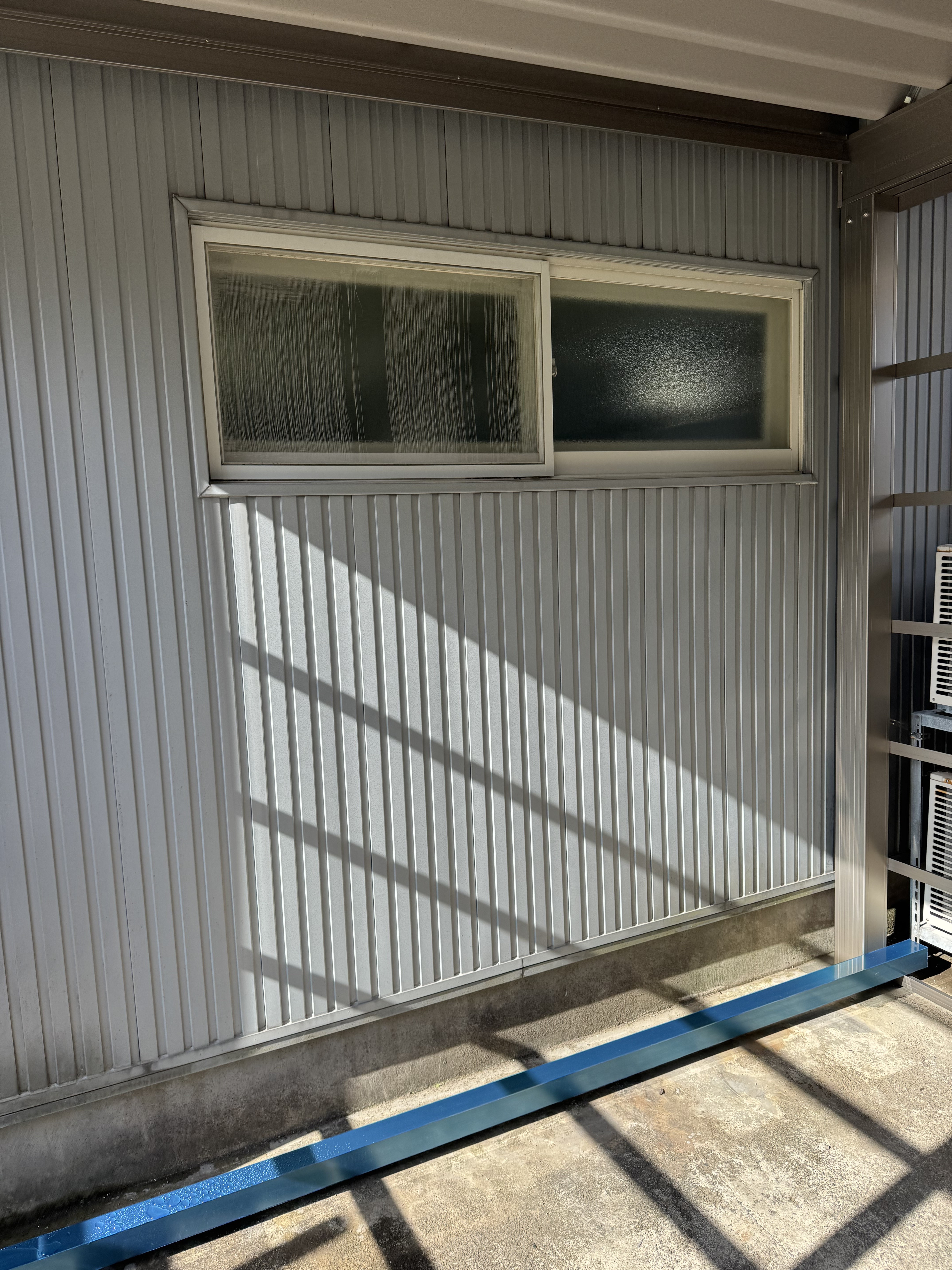 伊勢屋 舞鶴店の🚪《既存窓から大型ガラス引き戸へリフォーム》 ＼窓を“出入口”に変えて、動線すっきり／の施工前の写真1