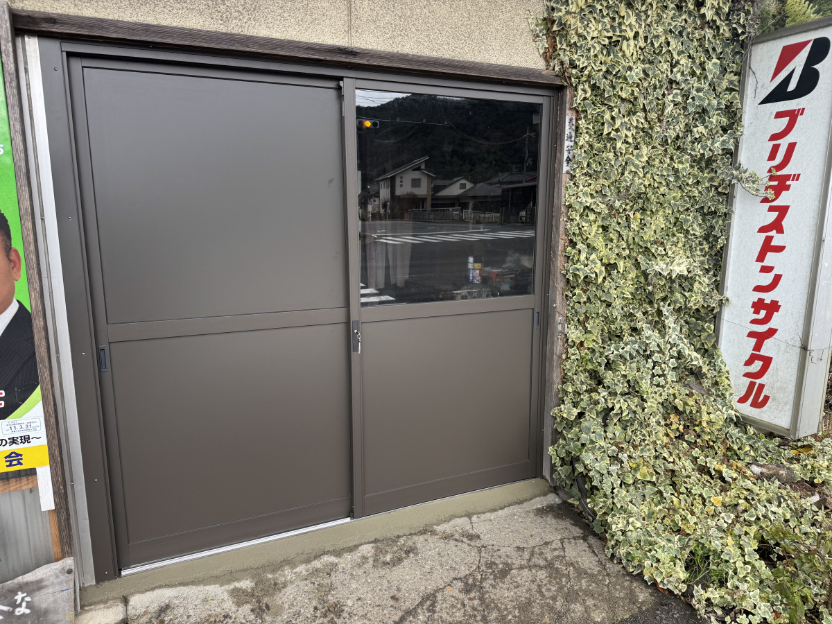 伊勢屋 舞鶴店の🚲《自転車店の玄関引戸を一新！》 ＼暗い印象の入口が、すっきりモダンに／の施工後の写真1