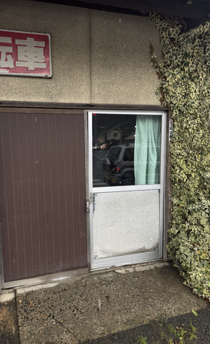 伊勢屋 舞鶴店の🚲《自転車店の玄関引戸を一新！》 ＼暗い印象の入口が、すっきりモダンに／の施工前の写真1