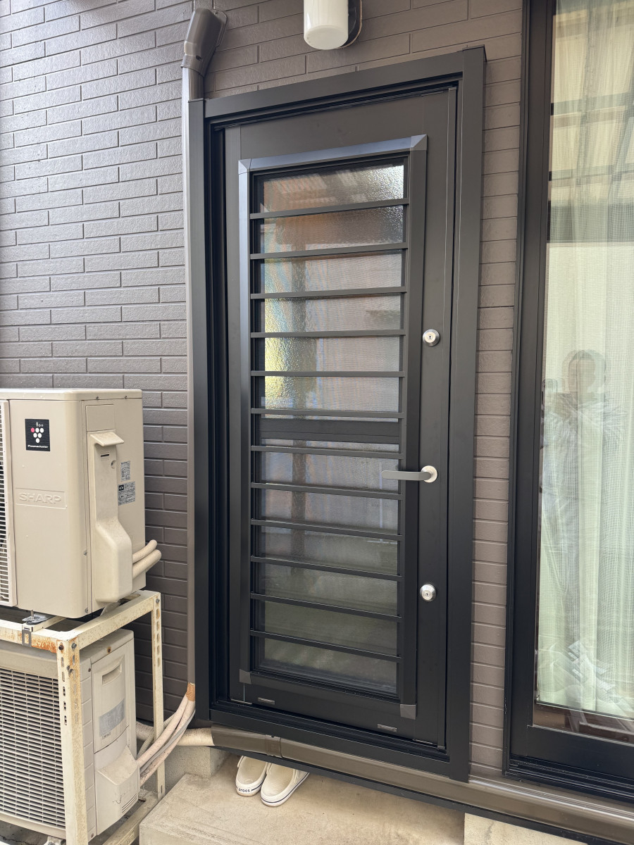 伊勢屋 舞鶴店の❄️【寒い勝手口を、あたたかい断熱ドアにリフォーム】 ＼キッチンまわりのひんやり対策しました／の施工後の写真1