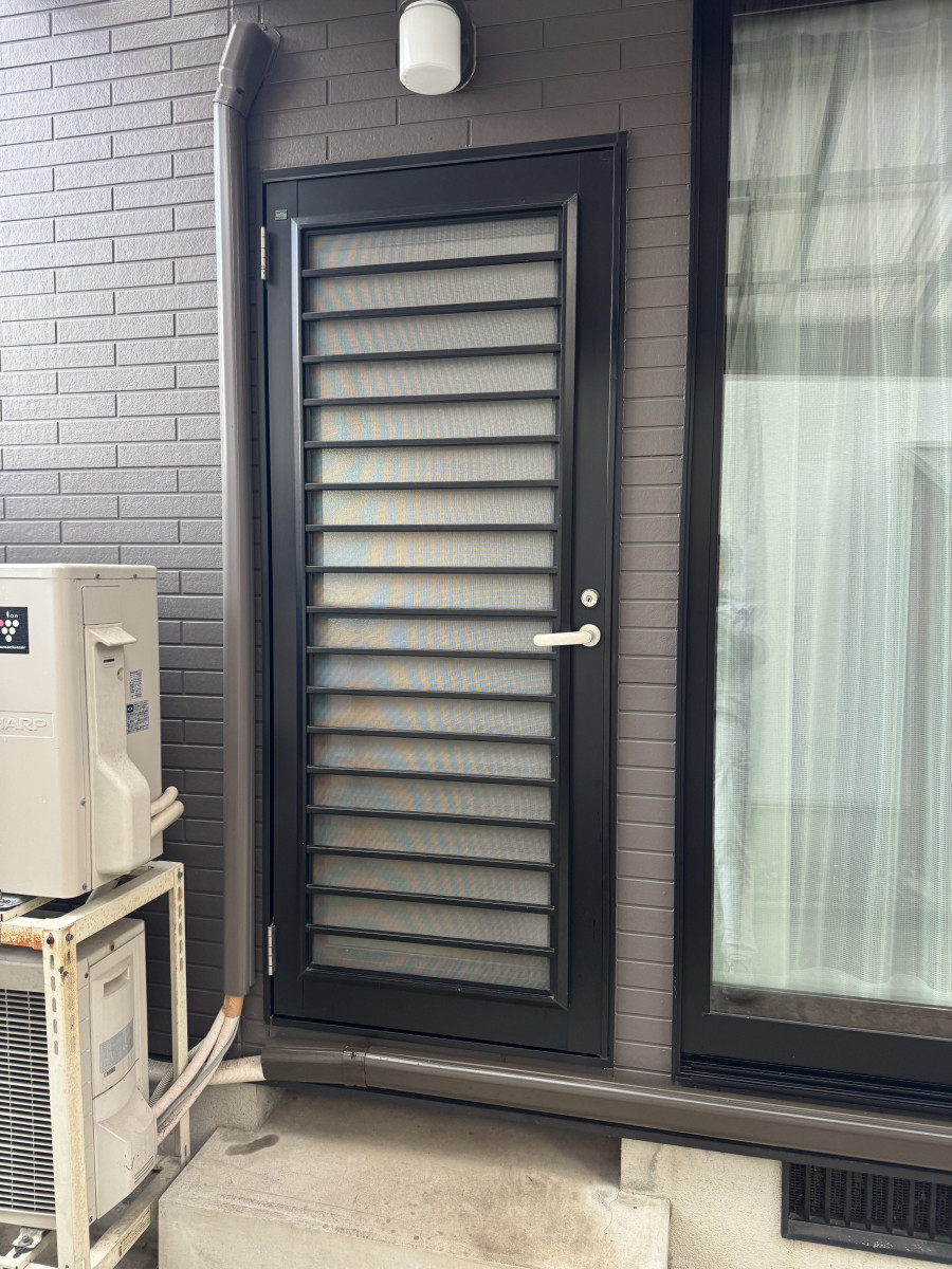 伊勢屋 舞鶴店の❄️【寒い勝手口を、あたたかい断熱ドアにリフォーム】 ＼キッチンまわりのひんやり対策しました／の施工前の写真1
