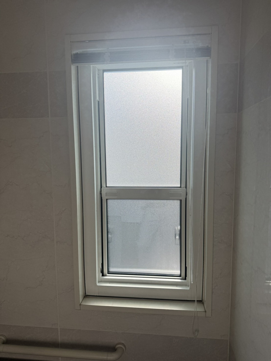 伊勢屋 舞鶴店の🛁《浴室窓の面格子リフォーム事例》 ＼寒さ対策＆すっきり外観を同時に叶えました／の施工後の写真3