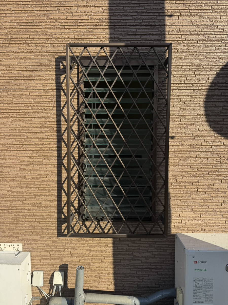 伊勢屋 舞鶴店の🛁《浴室窓の面格子リフォーム事例》 ＼寒さ対策＆すっきり外観を同時に叶えました／の施工前の写真1