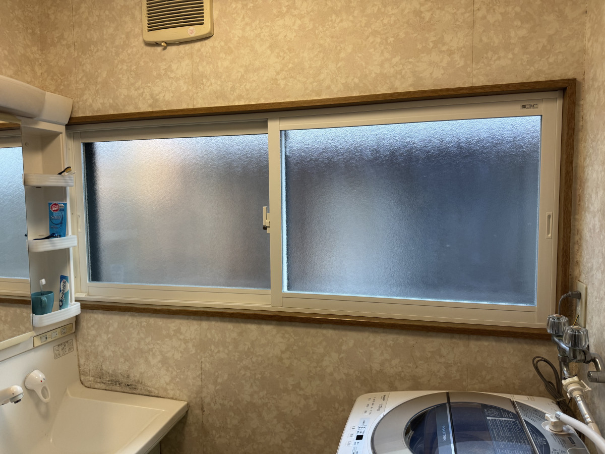 伊勢屋 舞鶴店の🛁【洗面脱衣室の窓を内窓リフォーム】 ＼ヒヤッと寒い・結露が気になる…をまとめて対策／の施工後の写真1