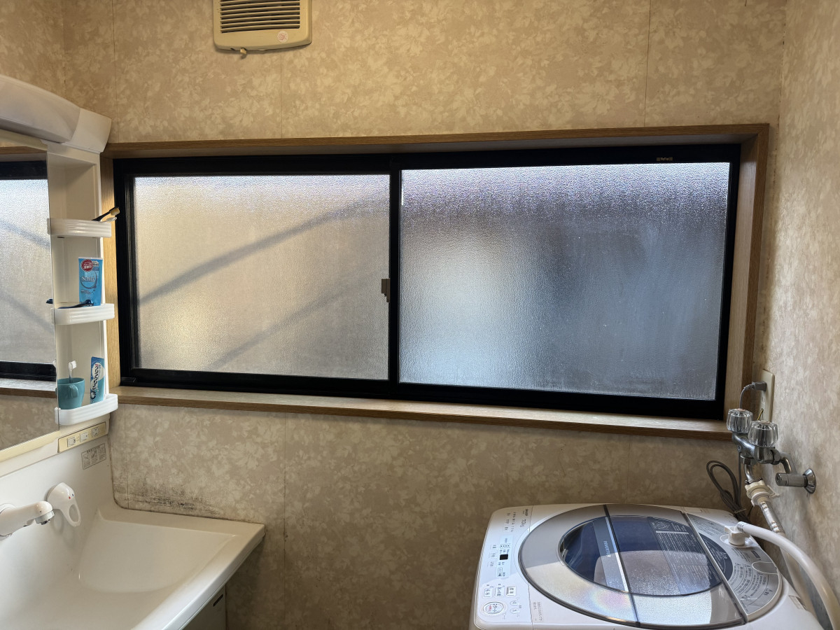 伊勢屋 舞鶴店の🛁【洗面脱衣室の窓を内窓リフォーム】 ＼ヒヤッと寒い・結露が気になる…をまとめて対策／の施工前の写真1