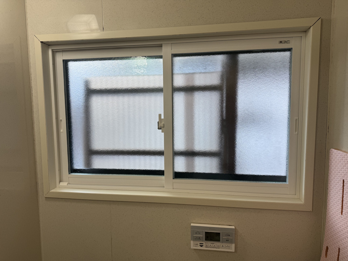 伊勢屋 舞鶴店の🛁《浴室の寒さ対策に、内窓という選択》 ＼既存の窓を活かして、あたたかいバスタイムへ／の施工後の写真1