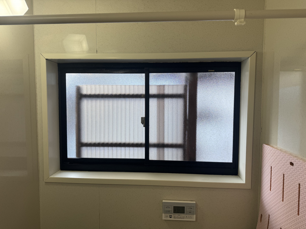 伊勢屋 舞鶴店の🛁《浴室の寒さ対策に、内窓という選択》 ＼既存の窓を活かして、あたたかいバスタイムへ／の施工前の写真1