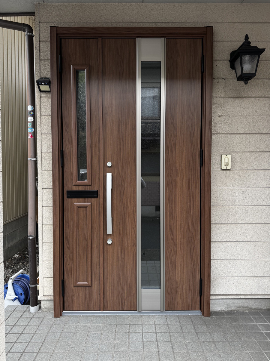 伊勢屋 舞鶴店の🚪《玄関ドアを一新して、明るくあたたかみのある入口へ》 ＼木目調ドアで印象も使い勝手もアップ／の施工後の写真1