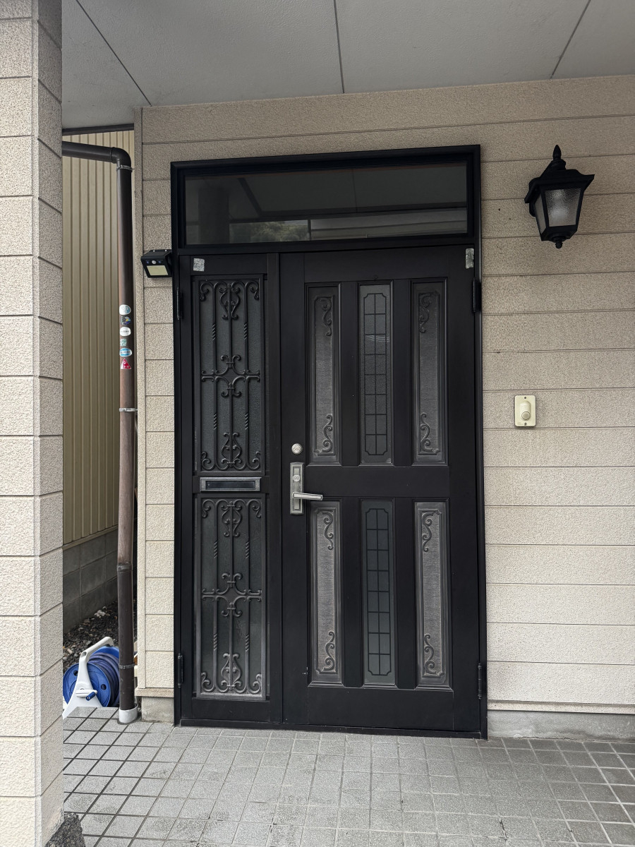 伊勢屋 舞鶴店の🚪《玄関ドアを一新して、明るくあたたかみのある入口へ》 ＼木目調ドアで印象も使い勝手もアップ／の施工前の写真1