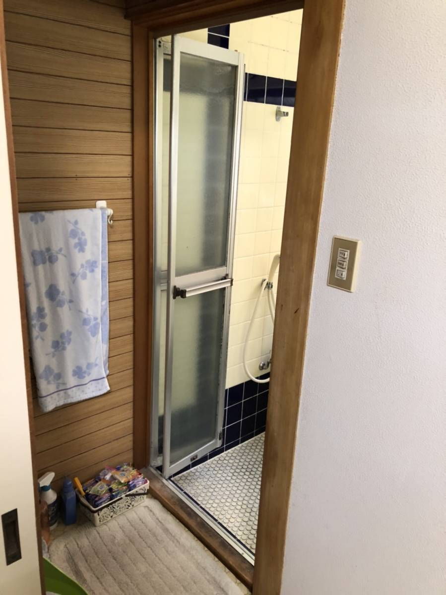 松井トーヨー住建の浴室折戸取替工事の施工前の写真1