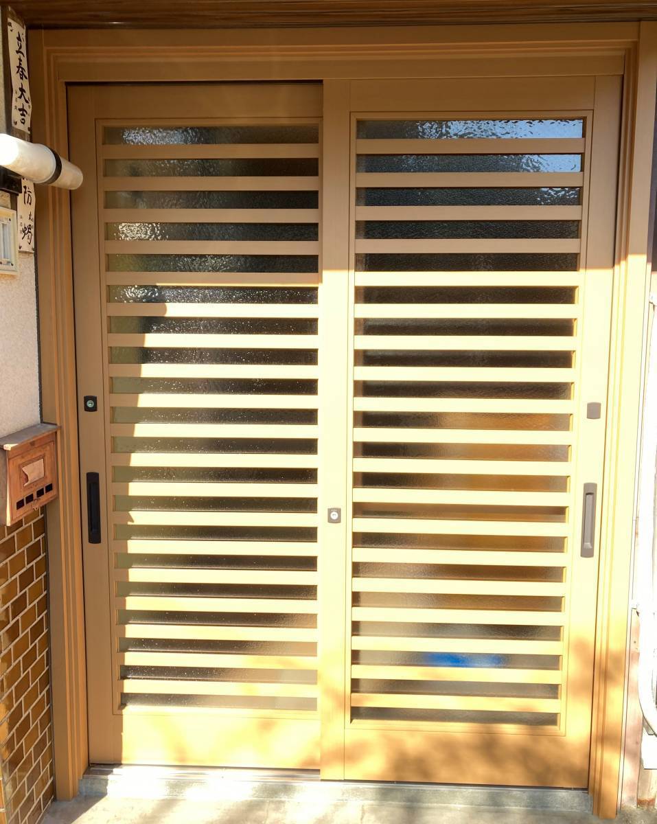 松井トーヨー住建の玄関引違ドア リシェントの施工後の写真1