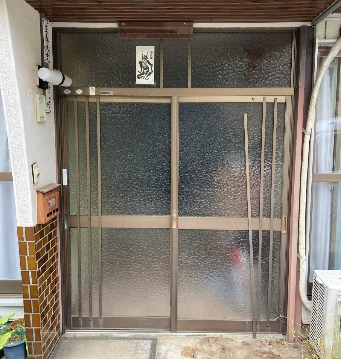 松井トーヨー住建の玄関引違ドア　リシェントの施工前の写真1