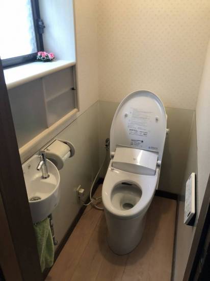 松井トーヨー住建のトイレ交換・床重粘り施工事例写真1