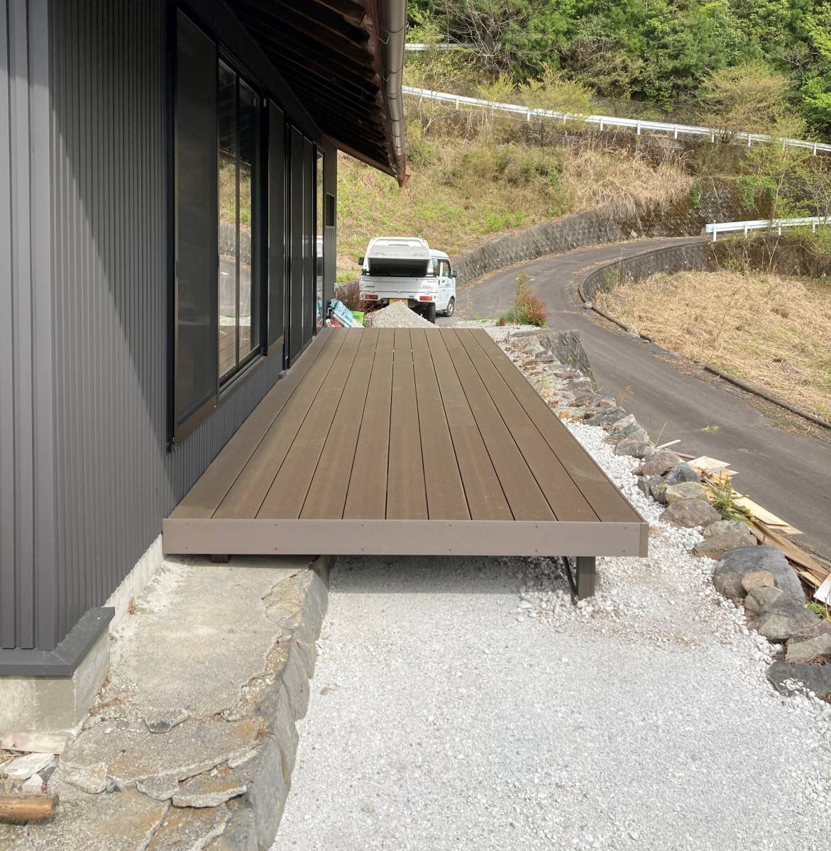 松井トーヨー住建の人工木デッキ取付の施工後の写真2