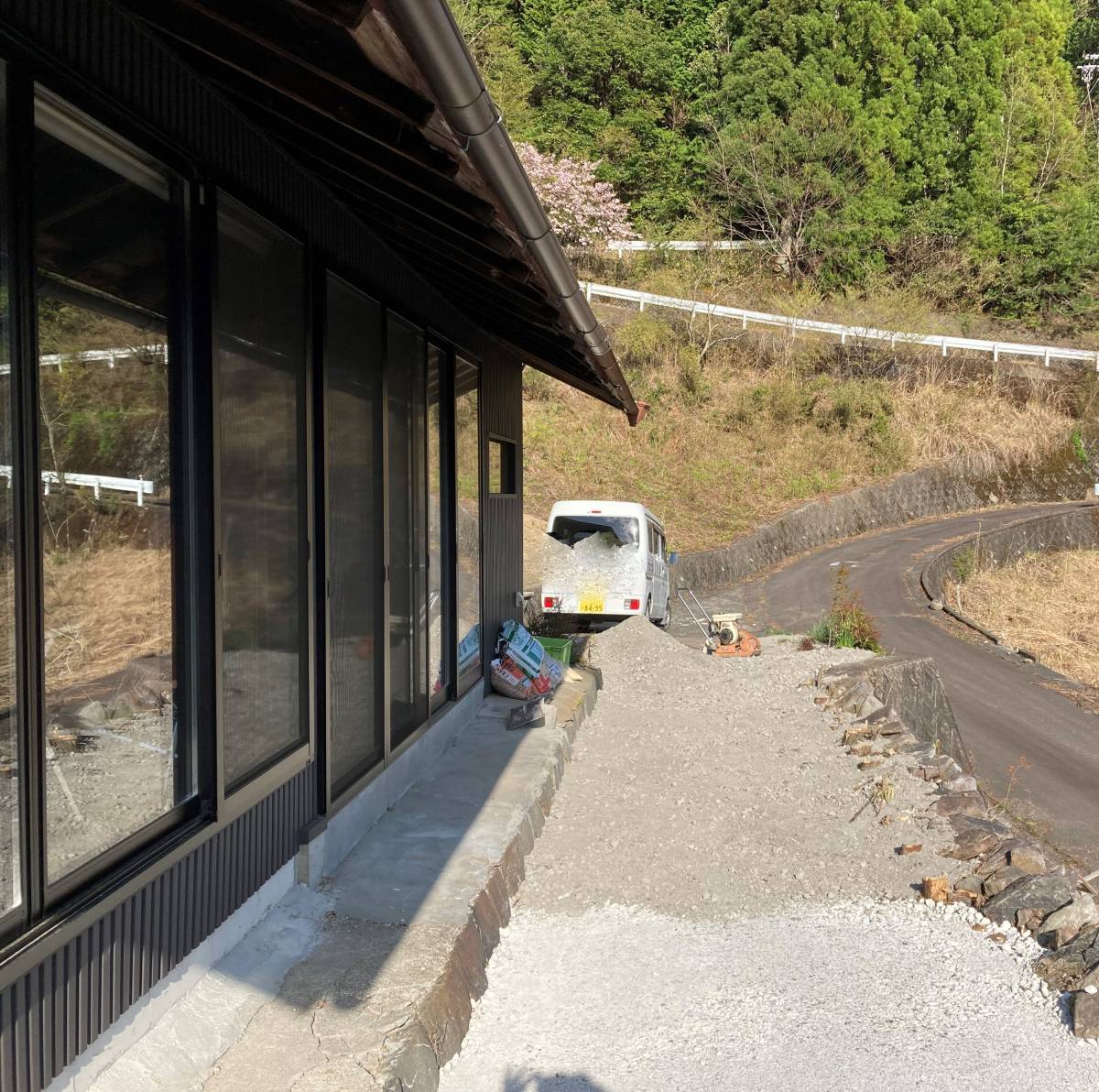 松井トーヨー住建の人工木デッキ取付の施工前の写真1