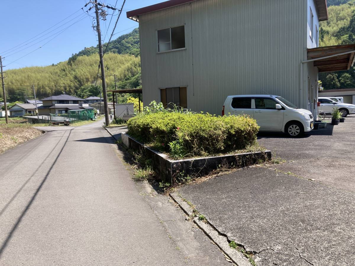 松井トーヨー住建の花壇撤去の施工前の写真1