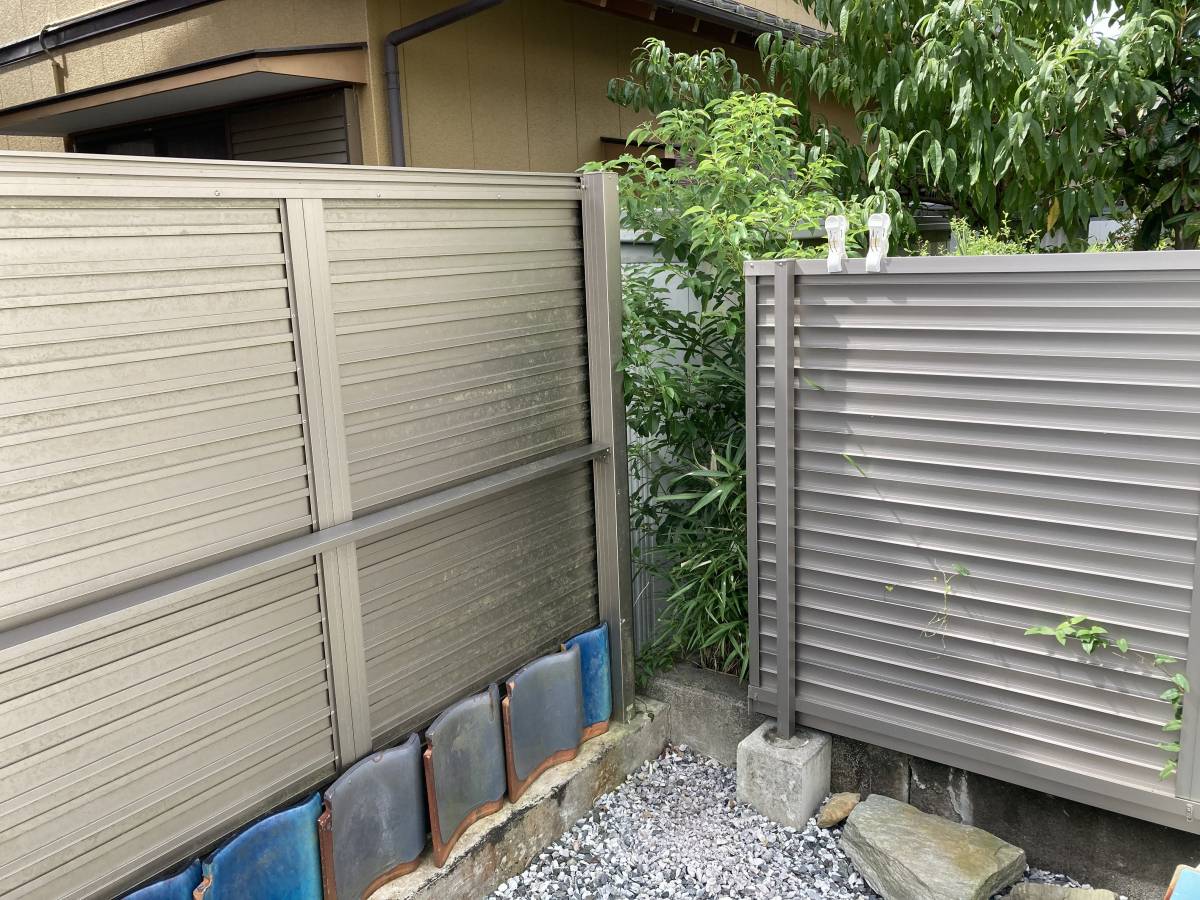 松井トーヨー住建の規格外幅のフェンス取付の施工前の写真1