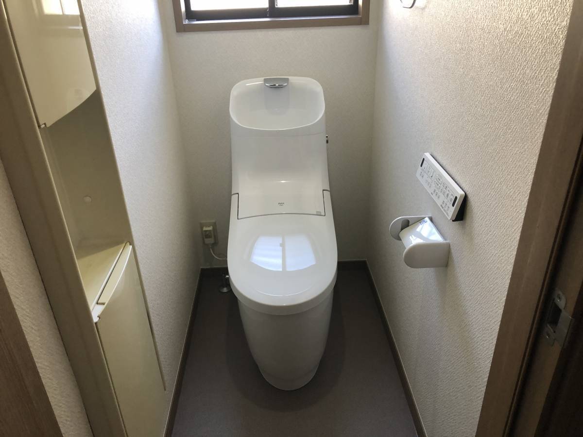 松井トーヨー住建のトイレ交換・壁紙張替えの施工後の写真1