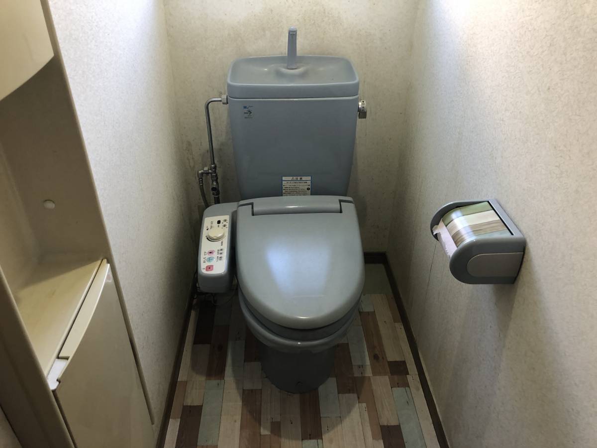 松井トーヨー住建のトイレ交換・壁紙張替えの施工前の写真1