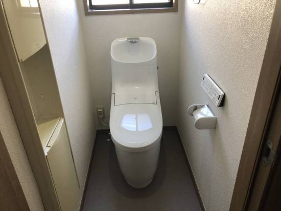 松井トーヨー住建のトイレ交換・壁紙張替え施工事例写真1