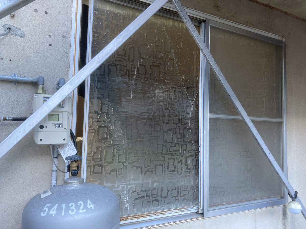 松井トーヨー住建のスチール枠サッシ　ガラス交換の施工前の写真1