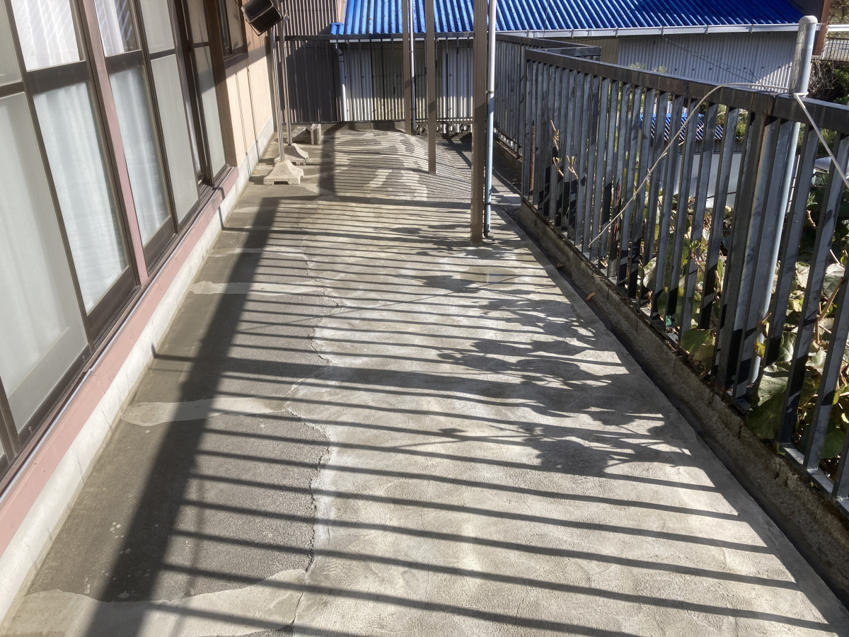 松井トーヨー住建のベランダ塗装工事の施工前の写真1