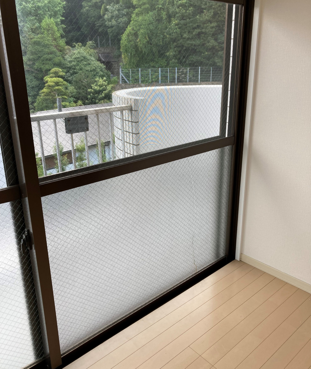 松井トーヨー住建のガラス交換の施工前の写真1