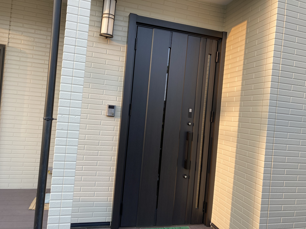 松井トーヨー住建の玄関リフォーム　”リシェント”の施工後の写真1