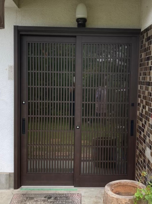 松井トーヨー住建の玄関ドア取っ手交換の施工前の写真1