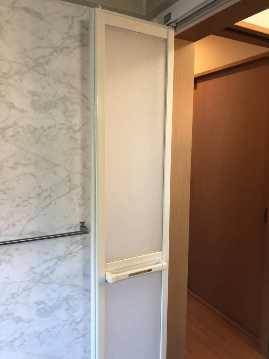 松井トーヨー住建の浴室ドア交換の施工後の写真2