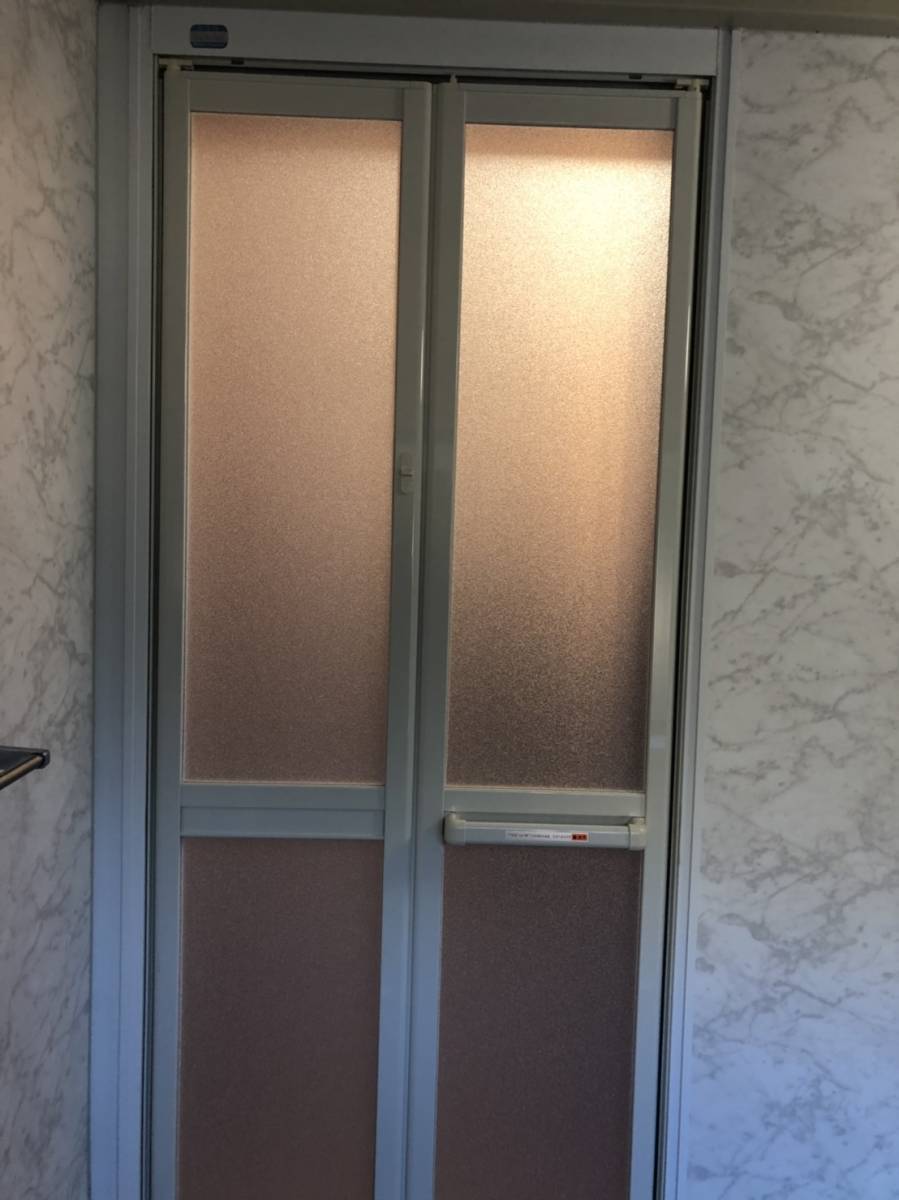 松井トーヨー住建の浴室ドア交換の施工後の写真3