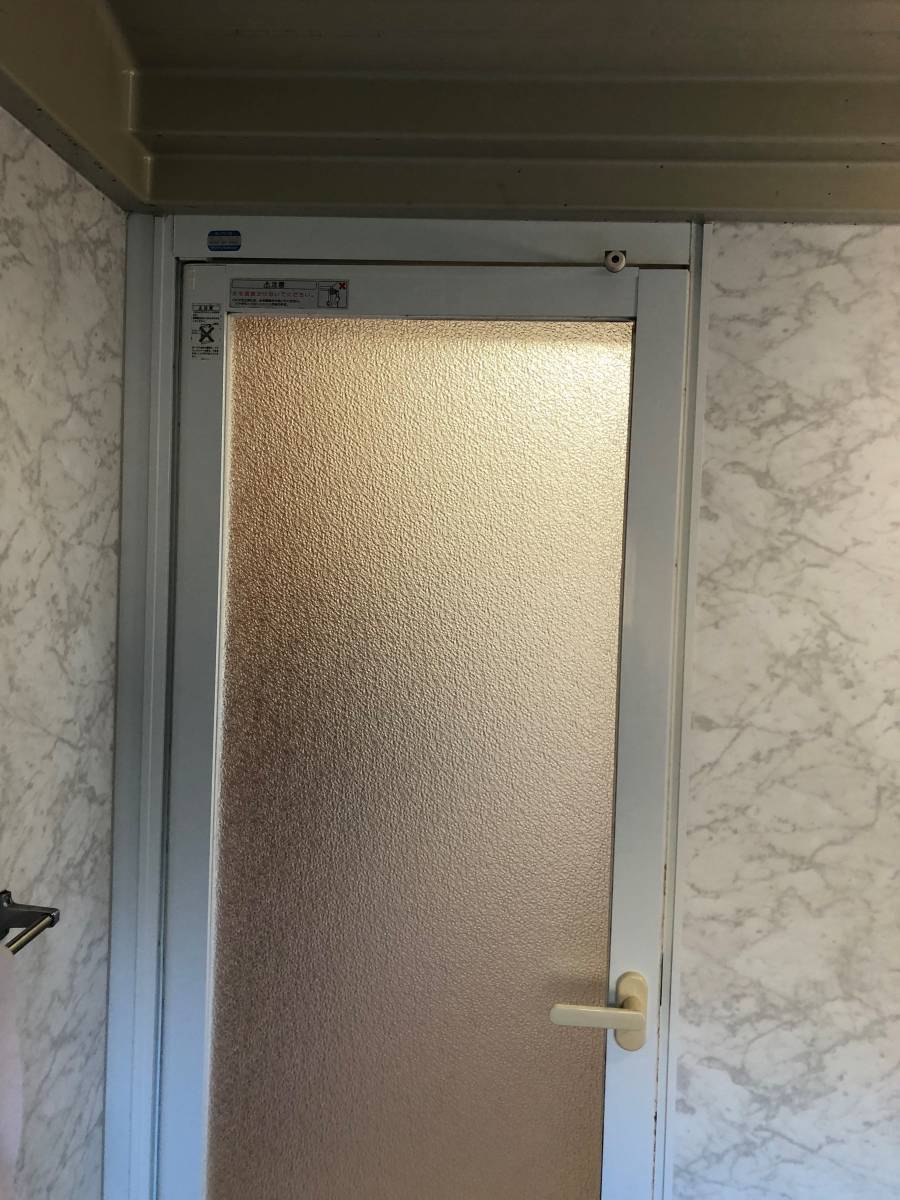 松井トーヨー住建の浴室ドア交換の施工前の写真1