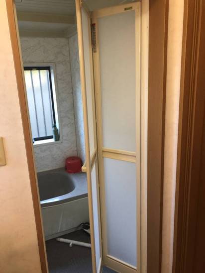 松井トーヨー住建の浴室ドア交換施工事例写真1